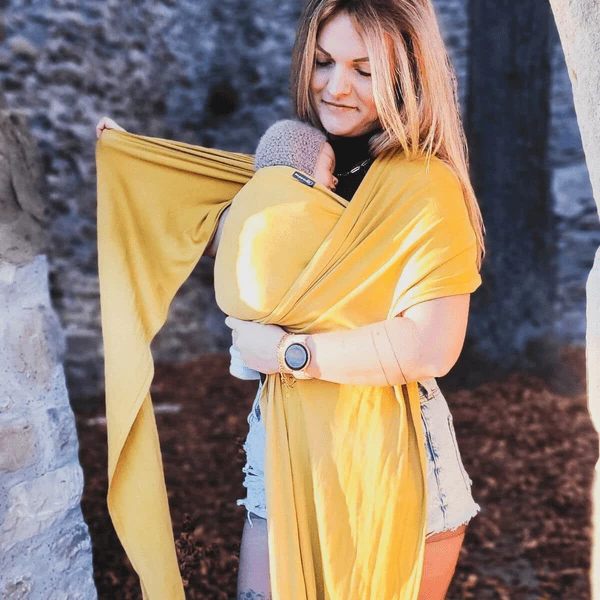 Hoppediz Elastisches Babytragetuch Neugeborenen Tragetuch Curry 2 Hoppediz Elastisches Babytragetuch Neugeborenen Tragetuch Curry – Bild 2