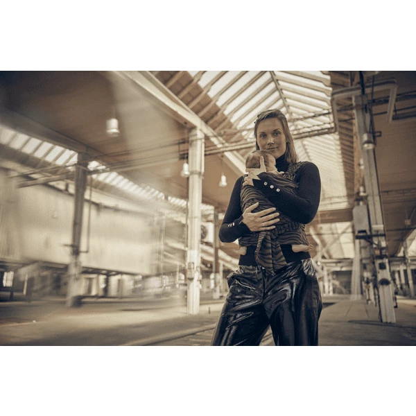 Najell Vorgebundenes Wickel Und Tragetuch Zebra Brown 3 Najell Vorgebundenes Wickel Und Tragetuch Zebra Brown – Bild 3